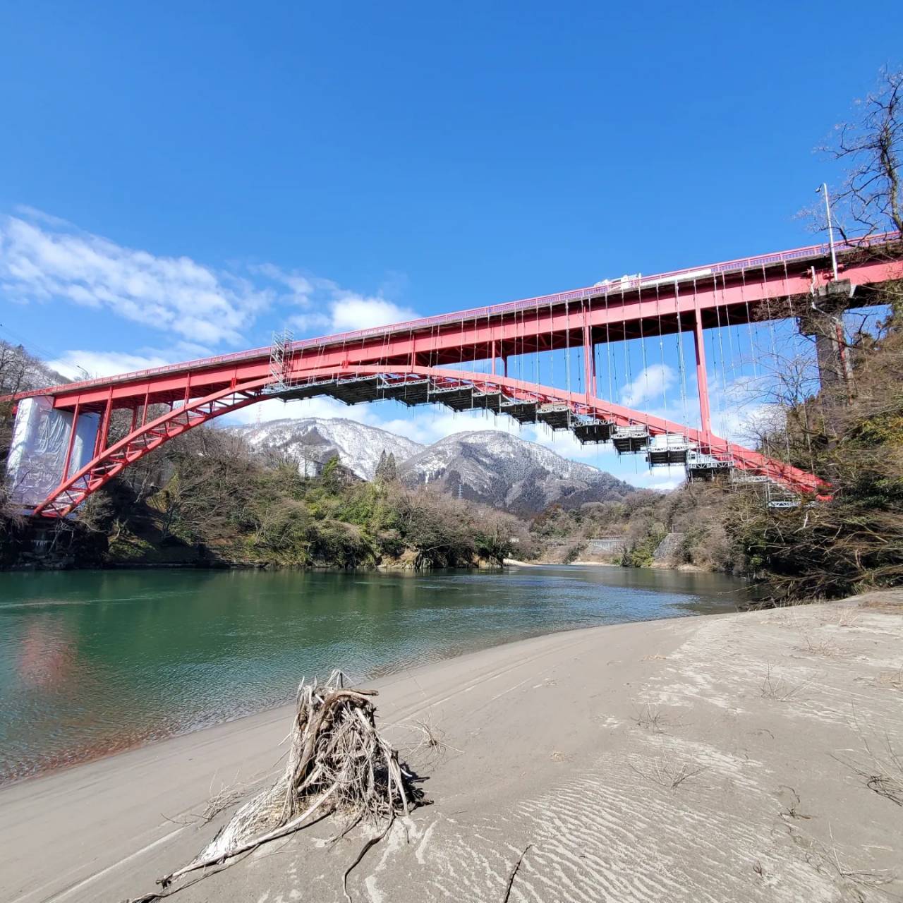 神峡橋の吊り足場工事が始まりました。